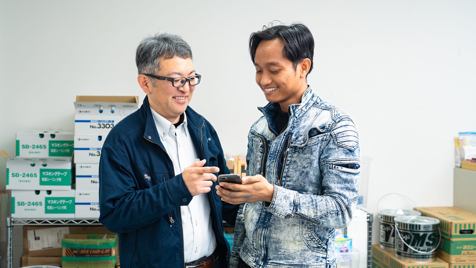 技能実習生にAMSTIの使い方を説明する代表取締役 中津俊彦